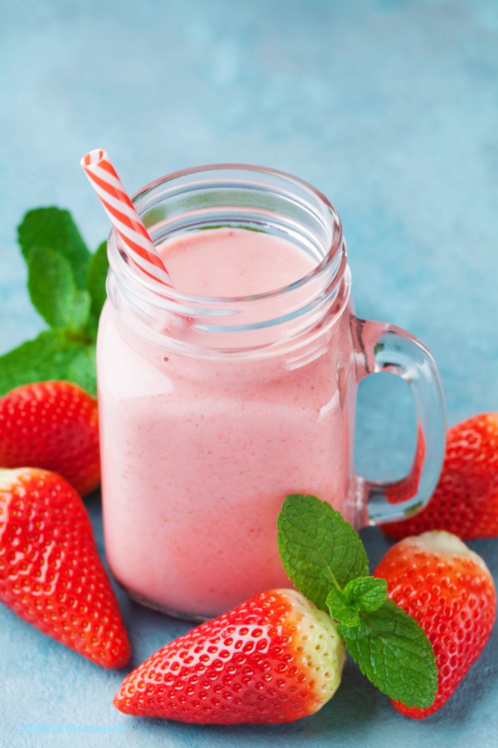 Easy Strawberry Smoothie Recipe with Yogurt (JUST 94 CALORIES)