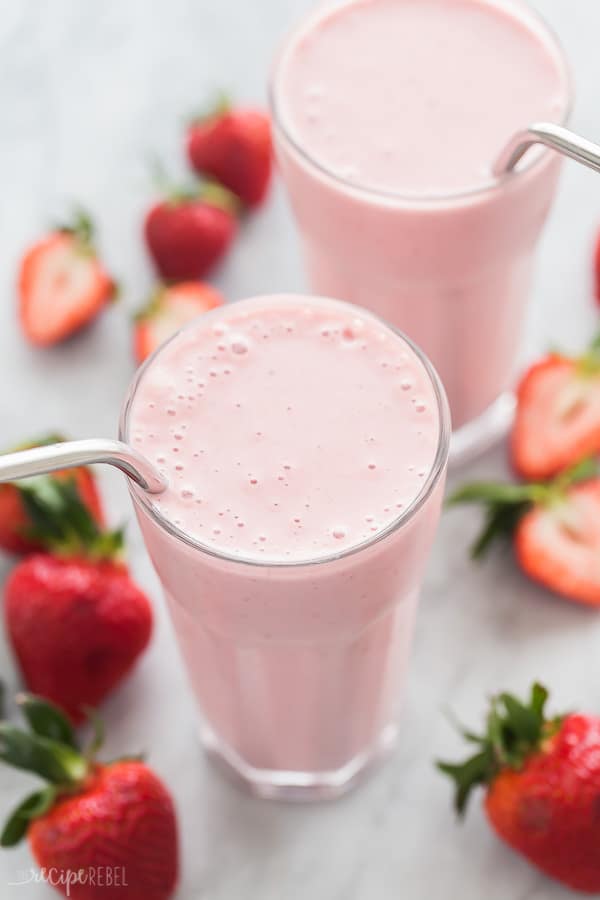 Healthy Strawberry Smoothie recipe (4 ingredients!)