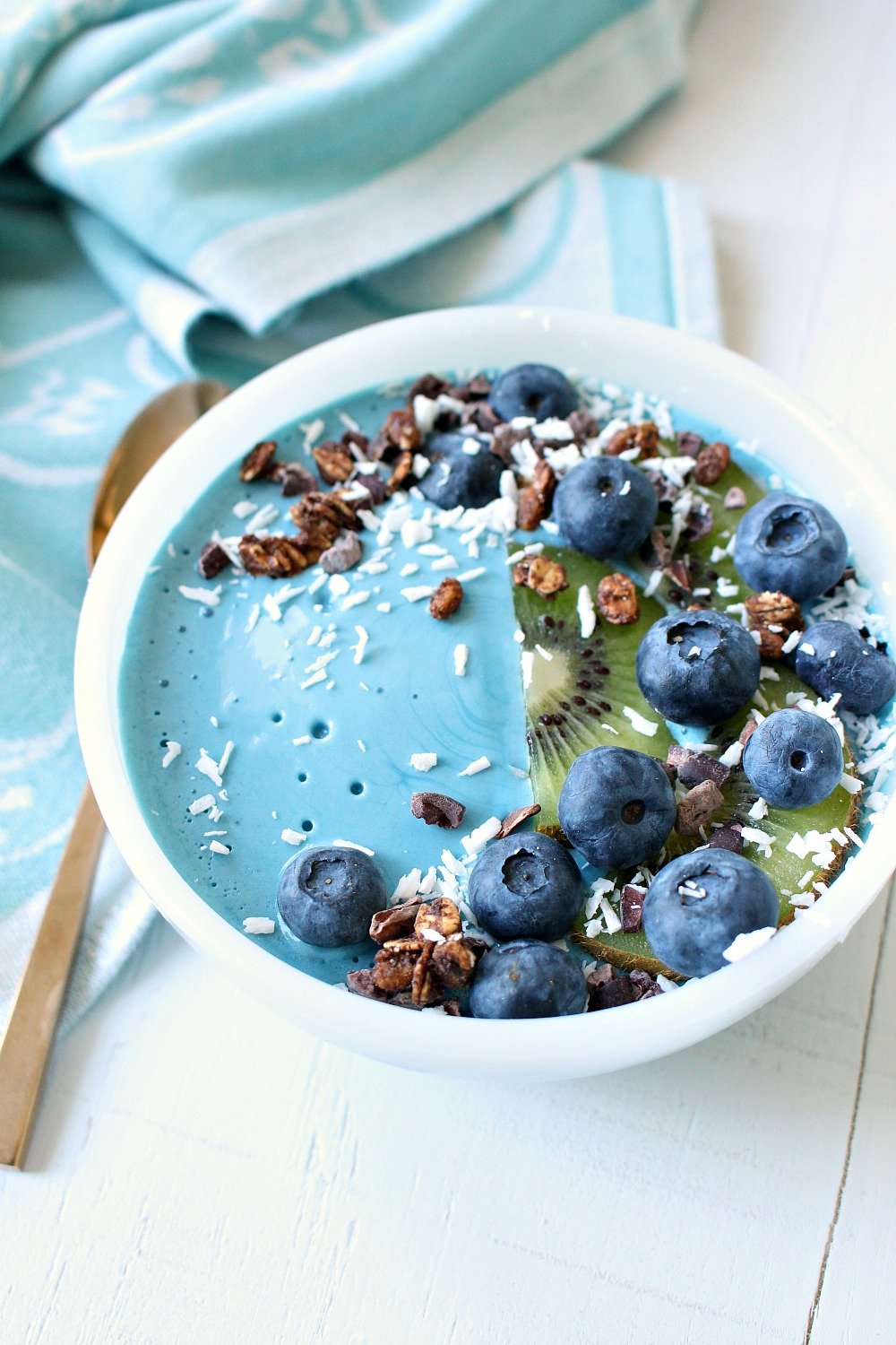 How to Make A Naturally Turquoise Smoothie Bowl