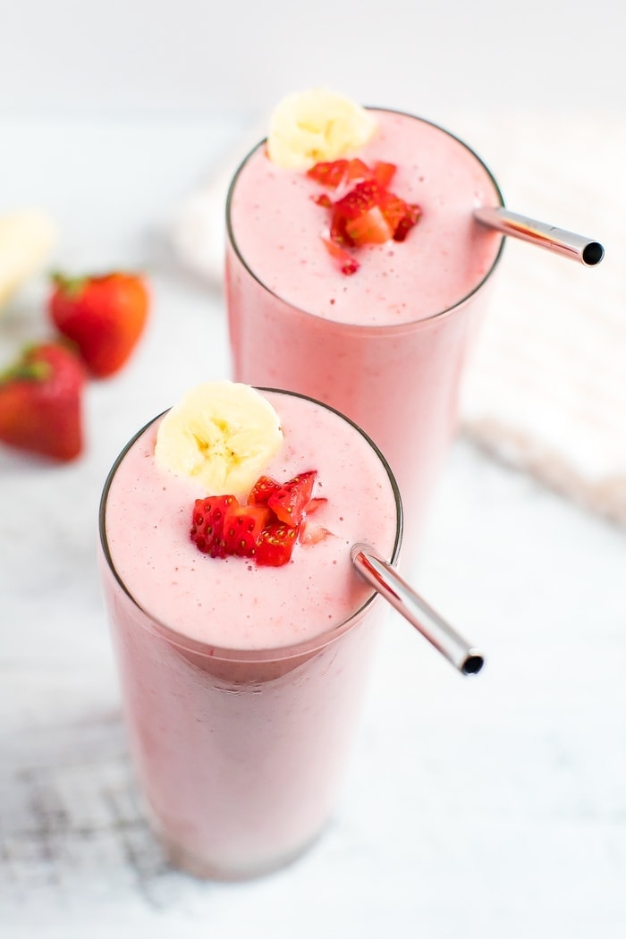 How To Make A Strawberry And Banana Smoothie With Milk ...