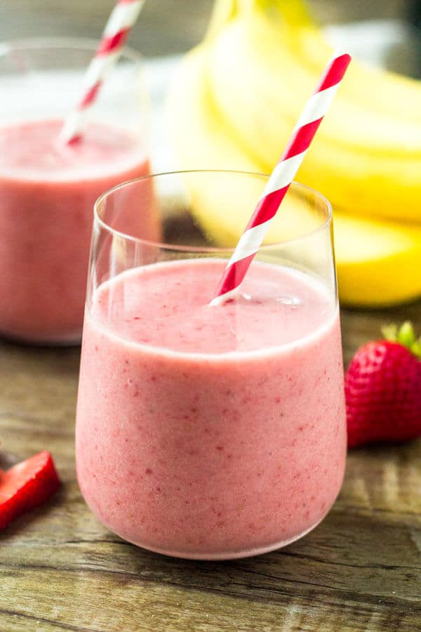 How To Make A Strawberry Banana Smoothie With Frozen Strawberries ...