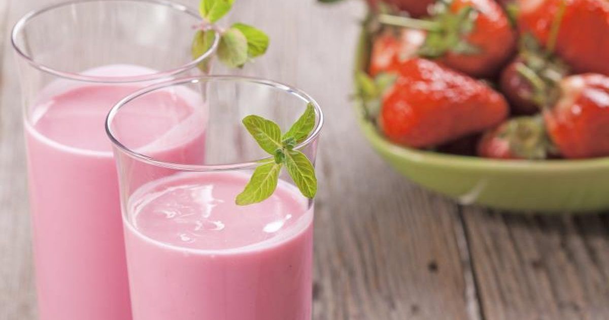 How to Make a Strawberry Smoothie Without Yogurt ...