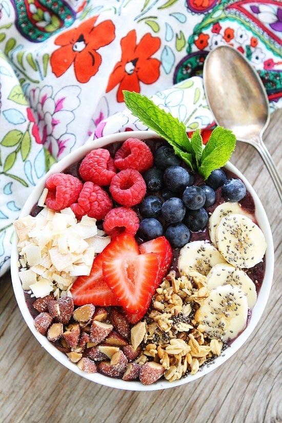 Smoothie Bowl With Berries &  Bananas {Healthy}