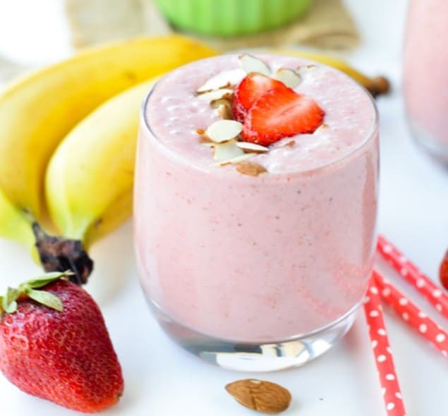 Strawberry Banana Smoothie with Almond Milk #healthy #drinks