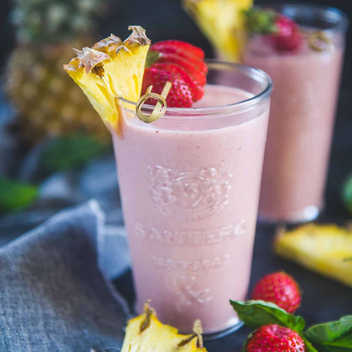 Strawberry Pineapple Smoothie Recipe (Steps + Video ...