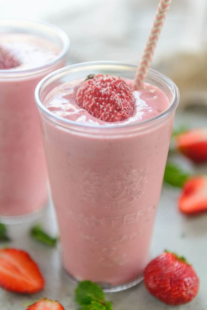 Strawberry Smoothie Recipe (Step by Step)