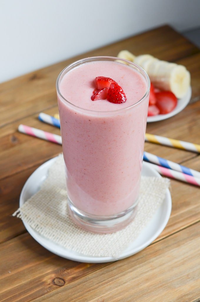 The BEST Easy Strawberry Smoothie Recipe Without Yogurt ...