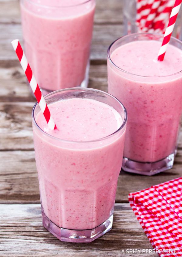 The BEST Simple Strawberry Smoothie