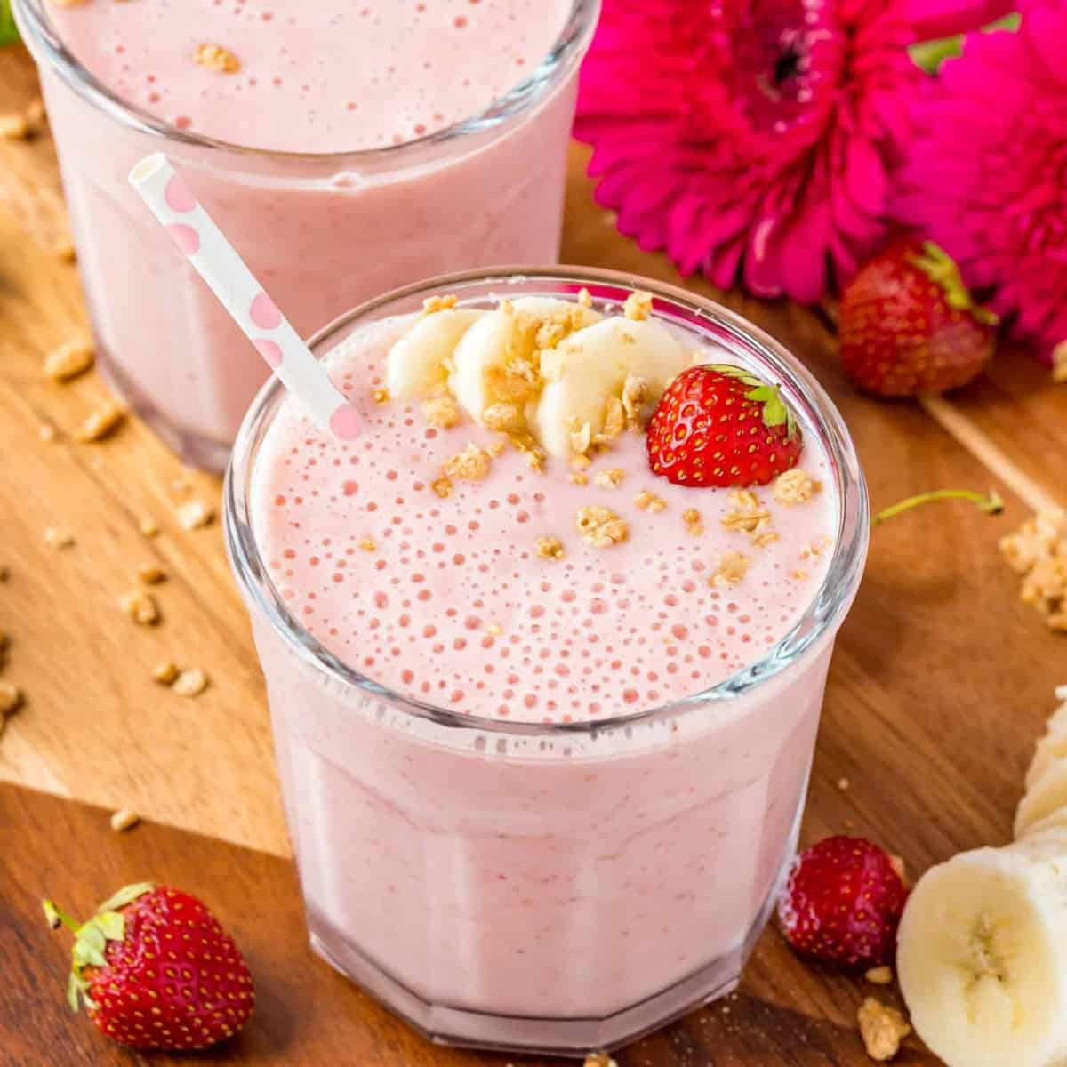 THE BEST STRAWBERRY BANANA SMOOTHIE