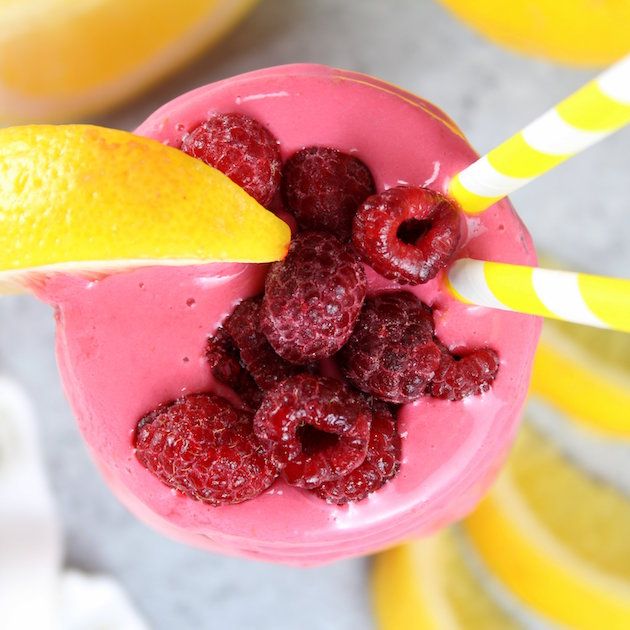 This Raspberry Lemonade Smoothie is a delicious low